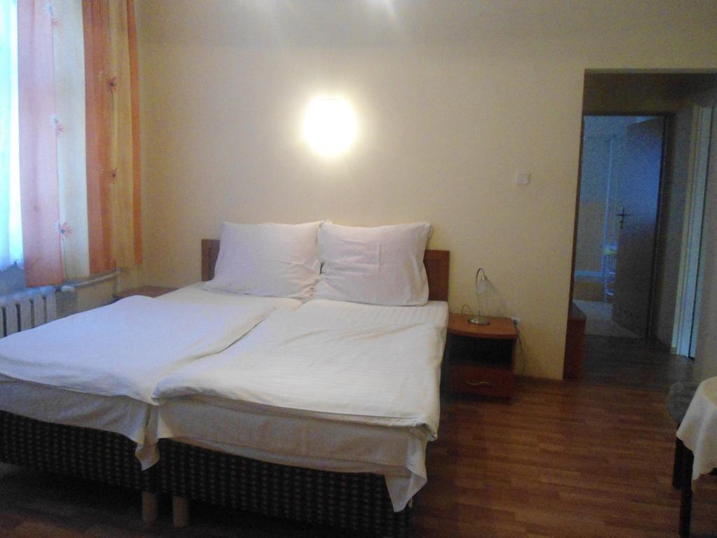 Hotel Pod Platanami Trzebnica Chambre photo