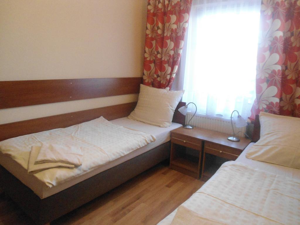 Hotel Pod Platanami Trzebnica Chambre photo