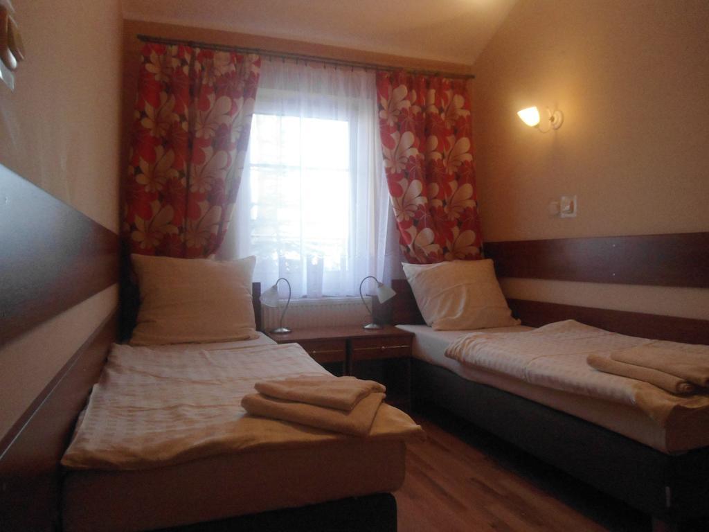Hotel Pod Platanami Trzebnica Extérieur photo