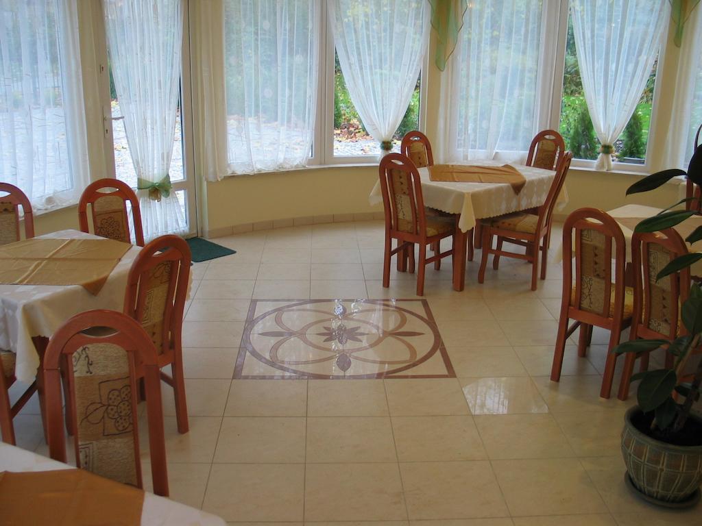 Hotel Pod Platanami Trzebnica Extérieur photo