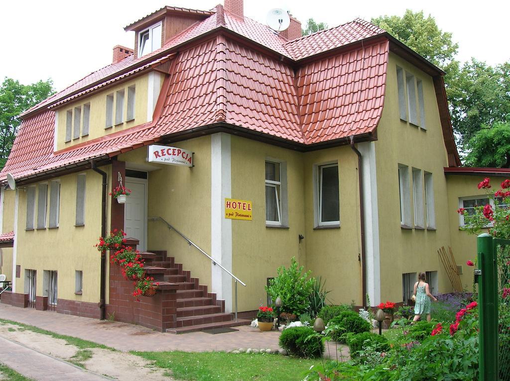 Hotel Pod Platanami Trzebnica Extérieur photo