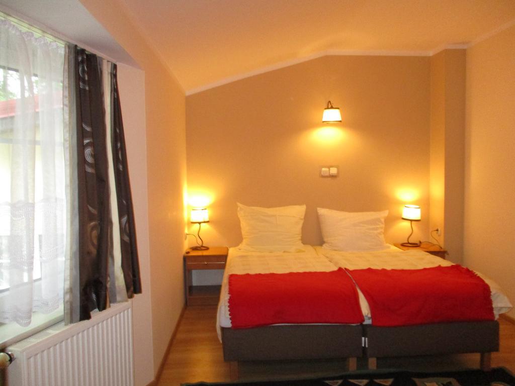 Hotel Pod Platanami Trzebnica Extérieur photo