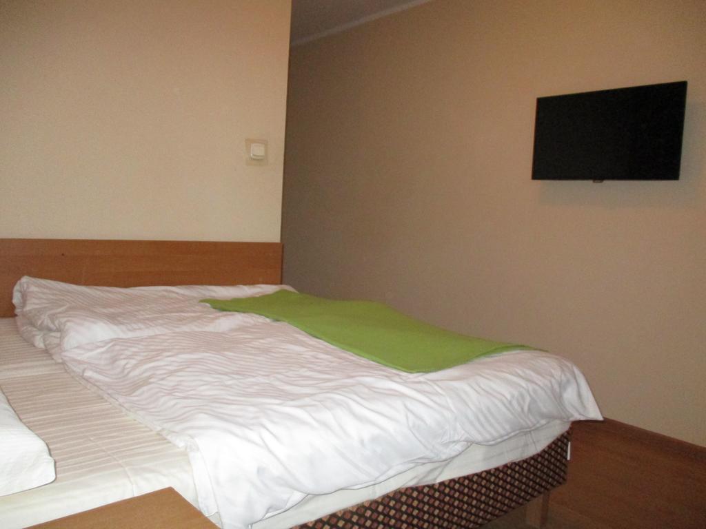 Hotel Pod Platanami Trzebnica Extérieur photo