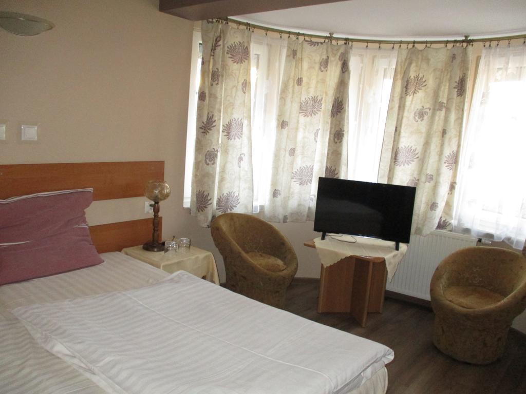 Hotel Pod Platanami Trzebnica Extérieur photo