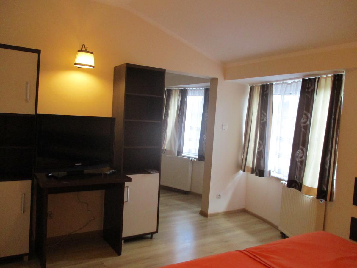 Hotel Pod Platanami Trzebnica Extérieur photo