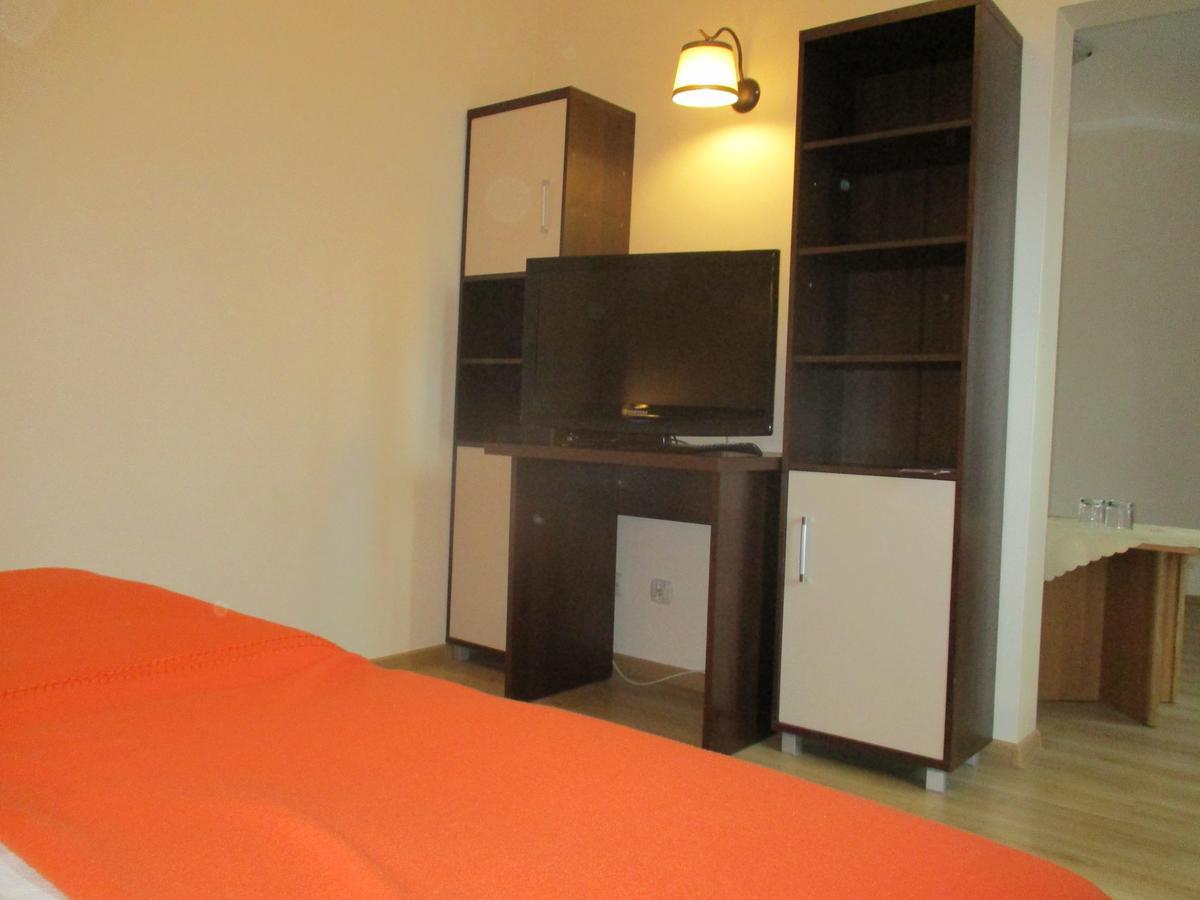 Hotel Pod Platanami Trzebnica Extérieur photo