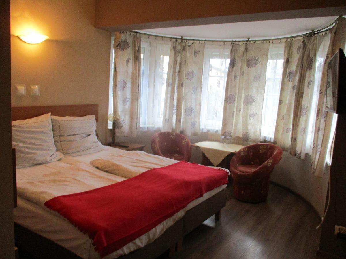 Hotel Pod Platanami Trzebnica Extérieur photo